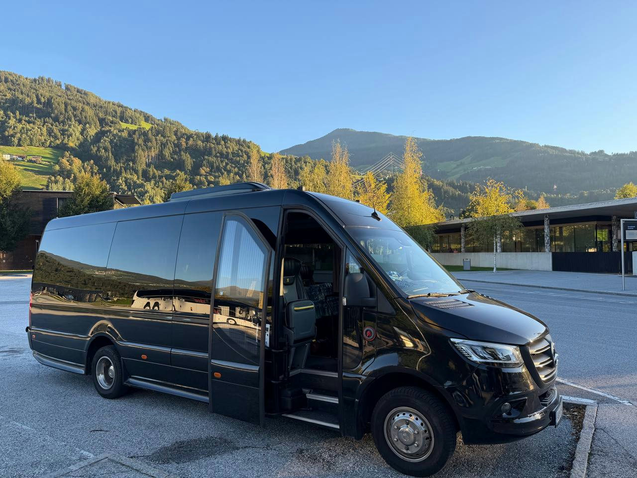 Mercedes Sprinter (Comfort Bus XXL), 19+1+1 seats, on tour in the Alps